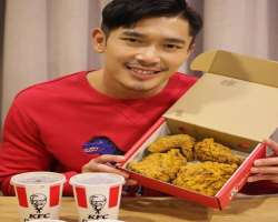 Elvin Ng eating vegetarian food